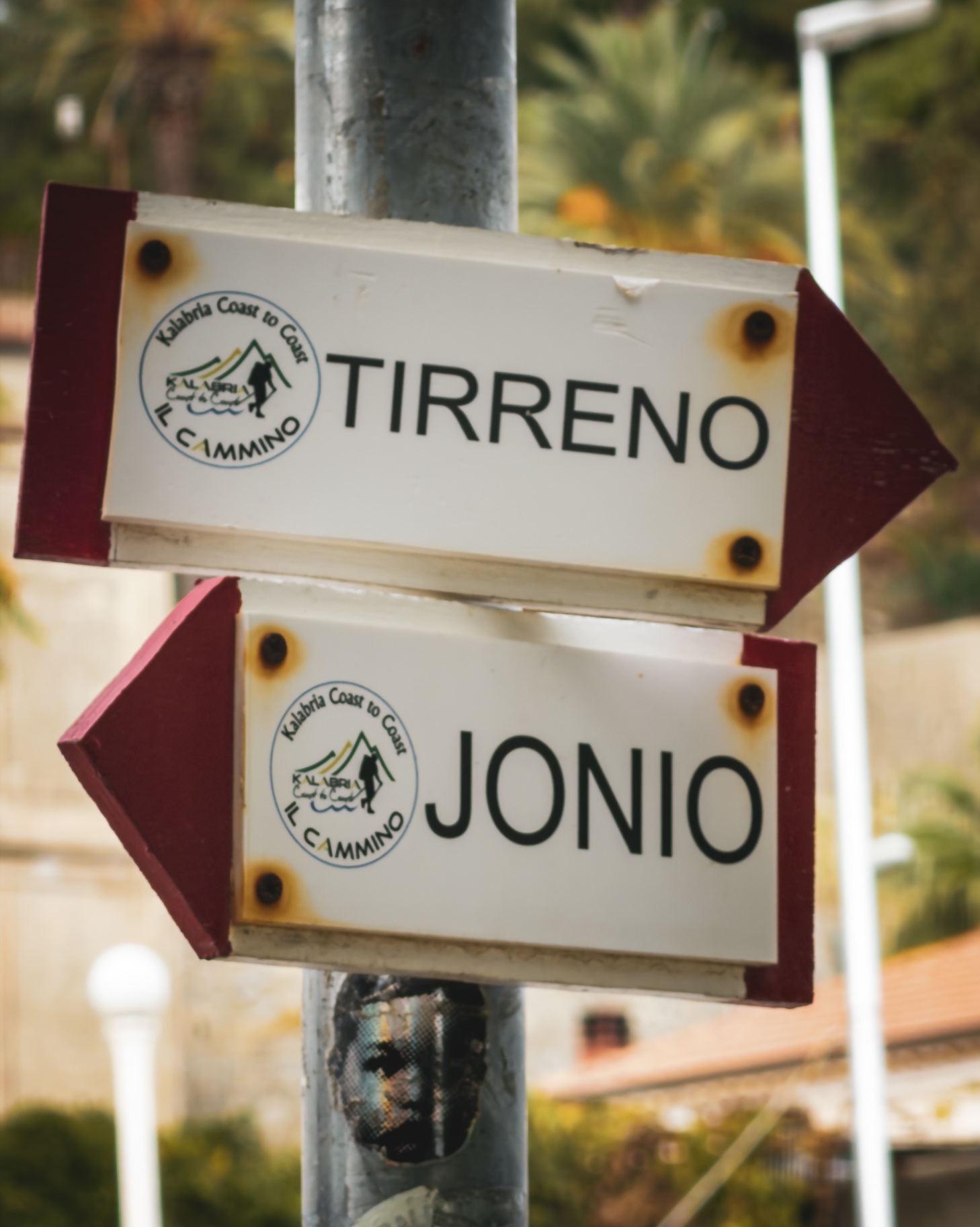 Cartello del Cammino Kalabria Coast to Coast con frecce Tirreno e Jonio