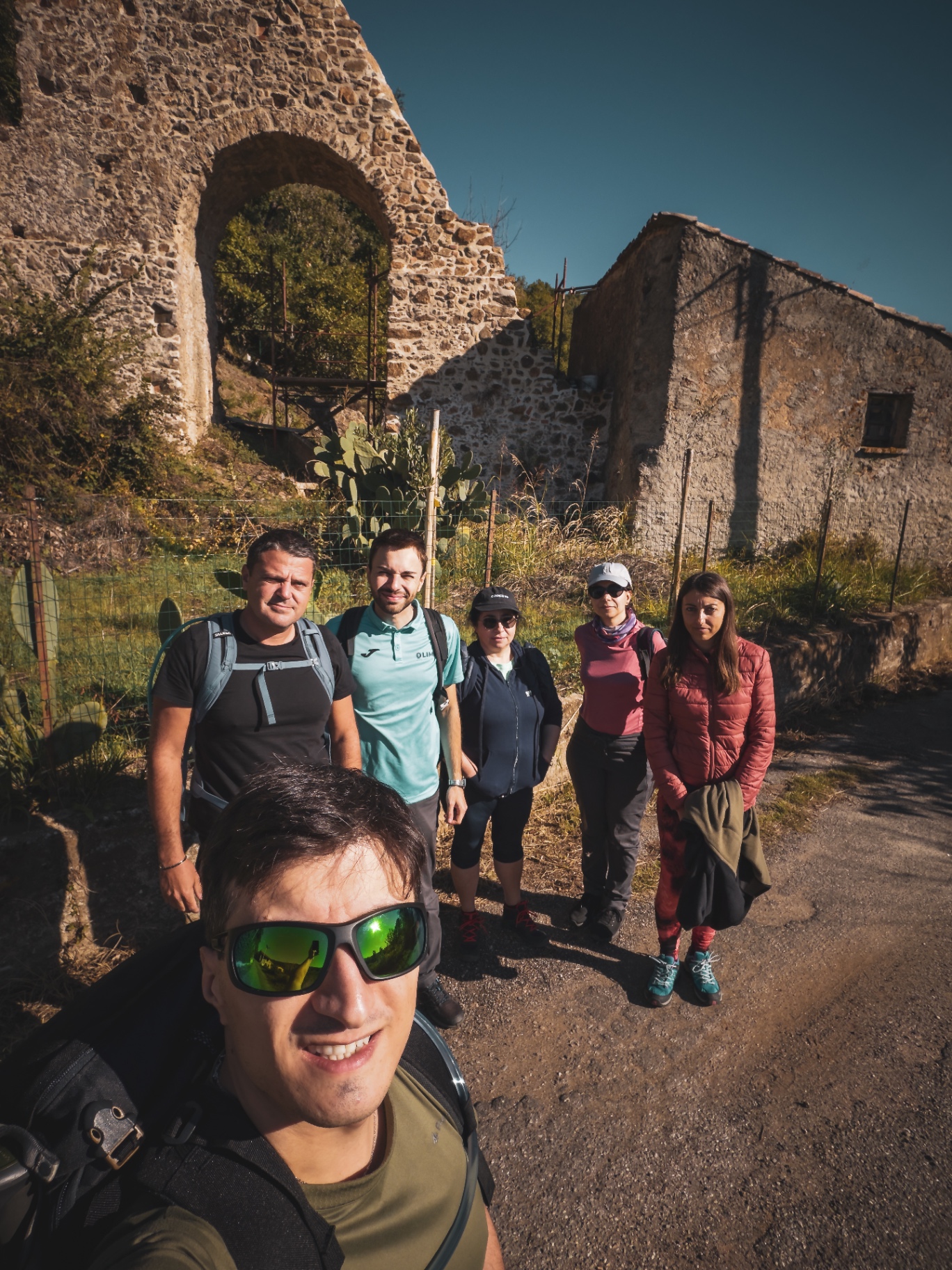Gruppo in posa davanti a ruderi in pietra lungo il cammino