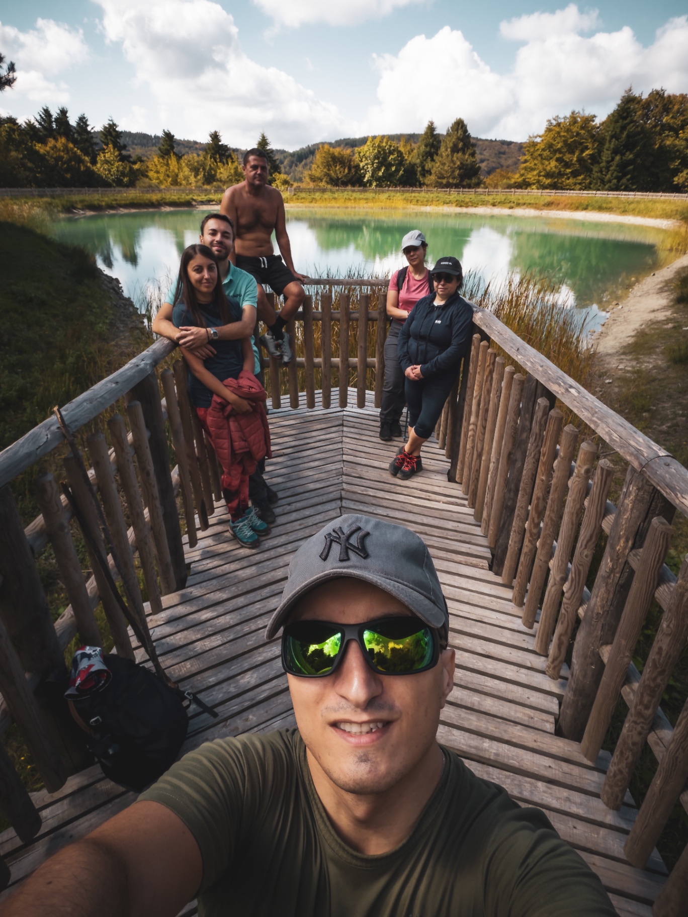 Pausa al laghetto delle Serre con pontile in legno e acqua turchese