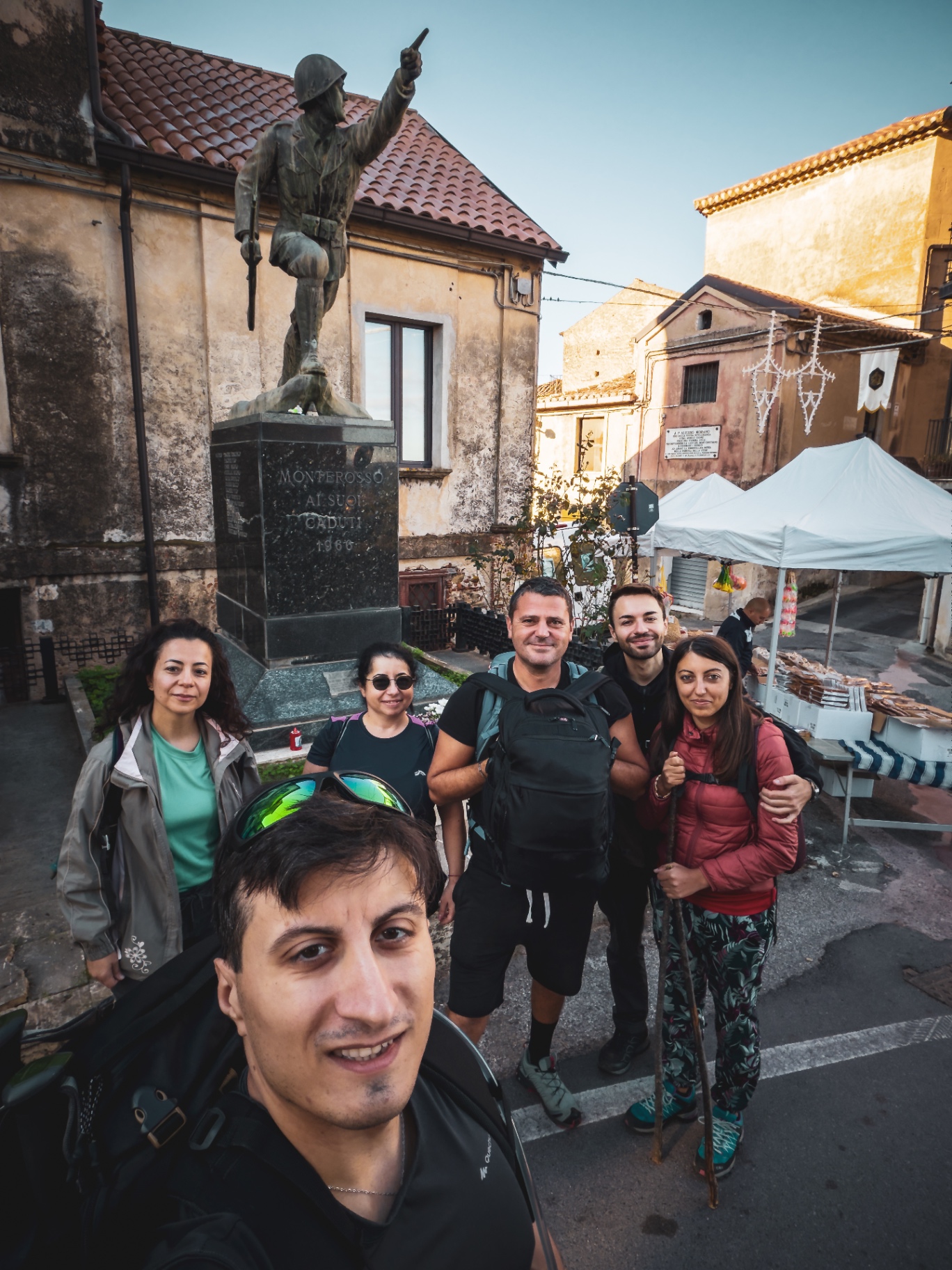 Selfie di gruppo a Monterosso davanti al monumento ai caduti, partenza della terza tappa