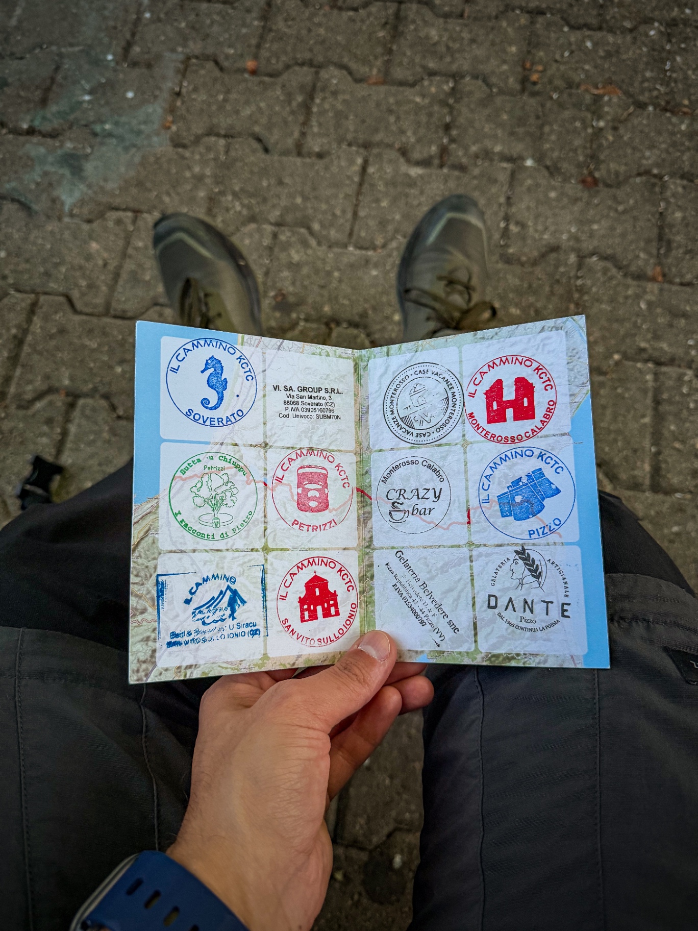 Il passaporto del camminatore aperto con tutti i timbri raccolti lungo il percorso