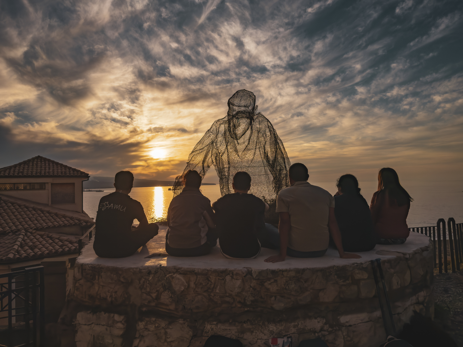 Il gruppo E-JAMU seduto davanti al Collezionista di Venti al tramonto