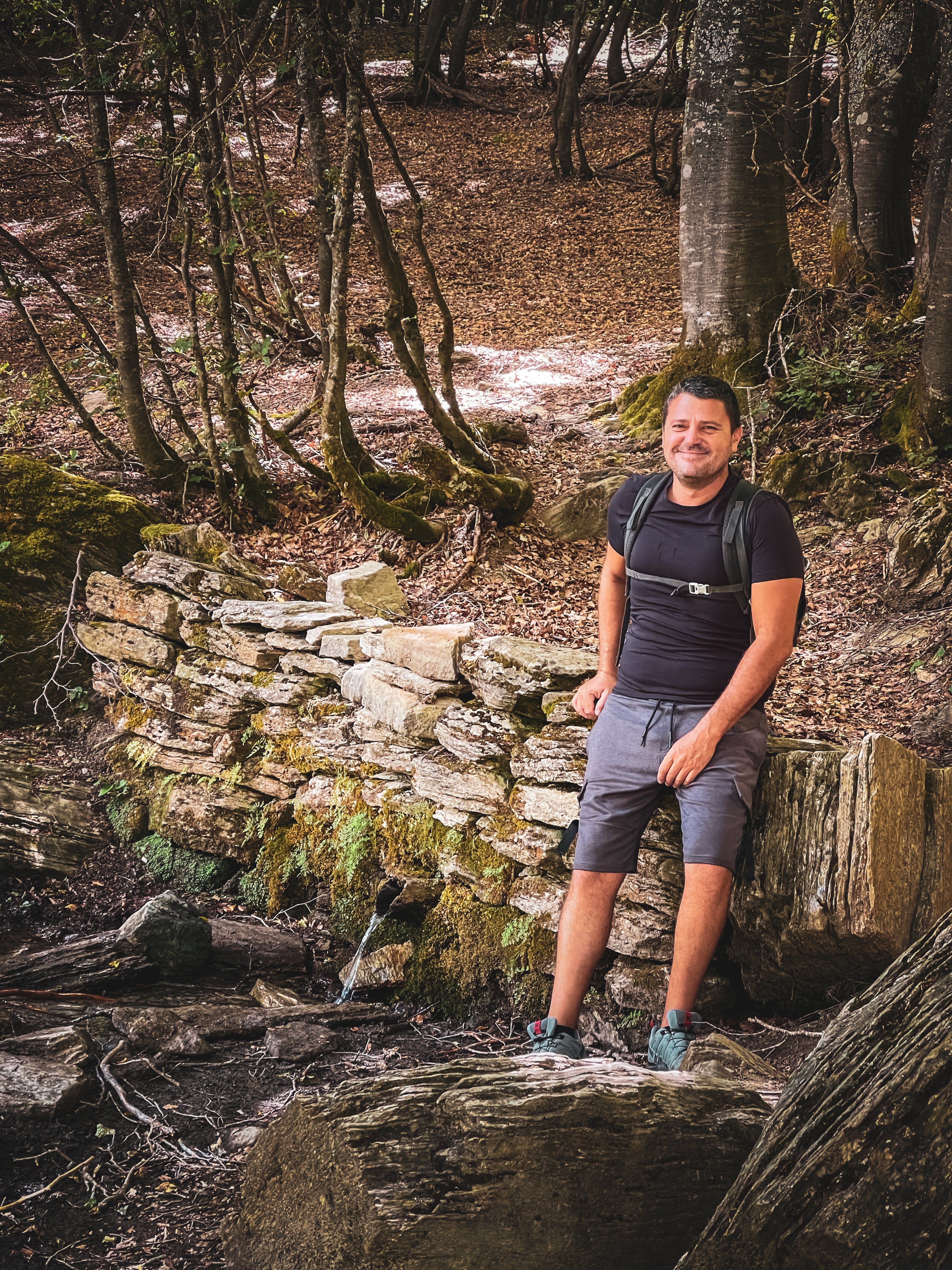 Domenico alla fontanella lungo il sentiero per il rifugio Gaudolino, Pollino